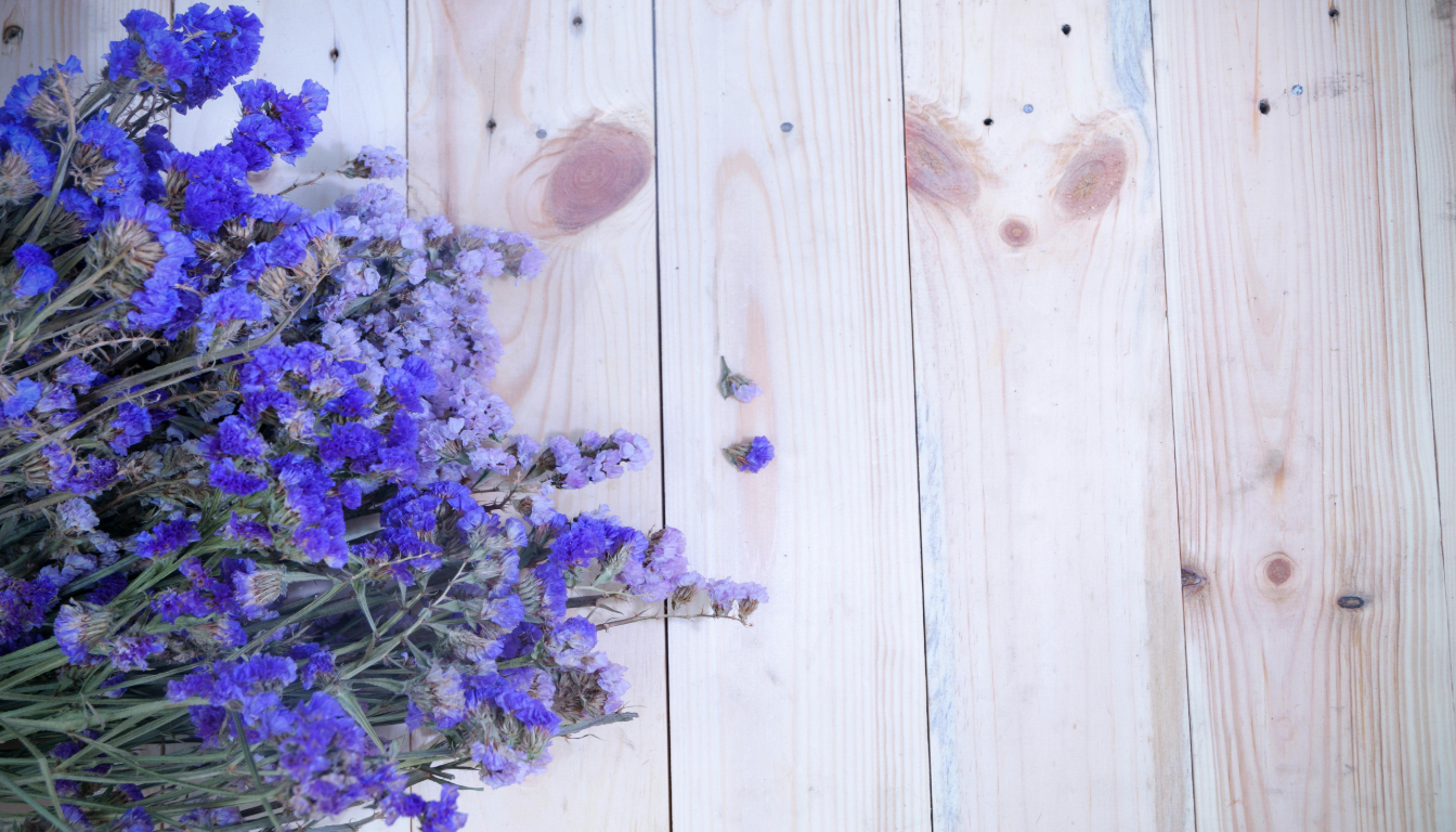 Découvrez comment les fleurs de Bach peuvent aider à équilibrer naturellement le cycle féminin. Conseils pratiques, bienfaits et précautions pour un usage optimal.