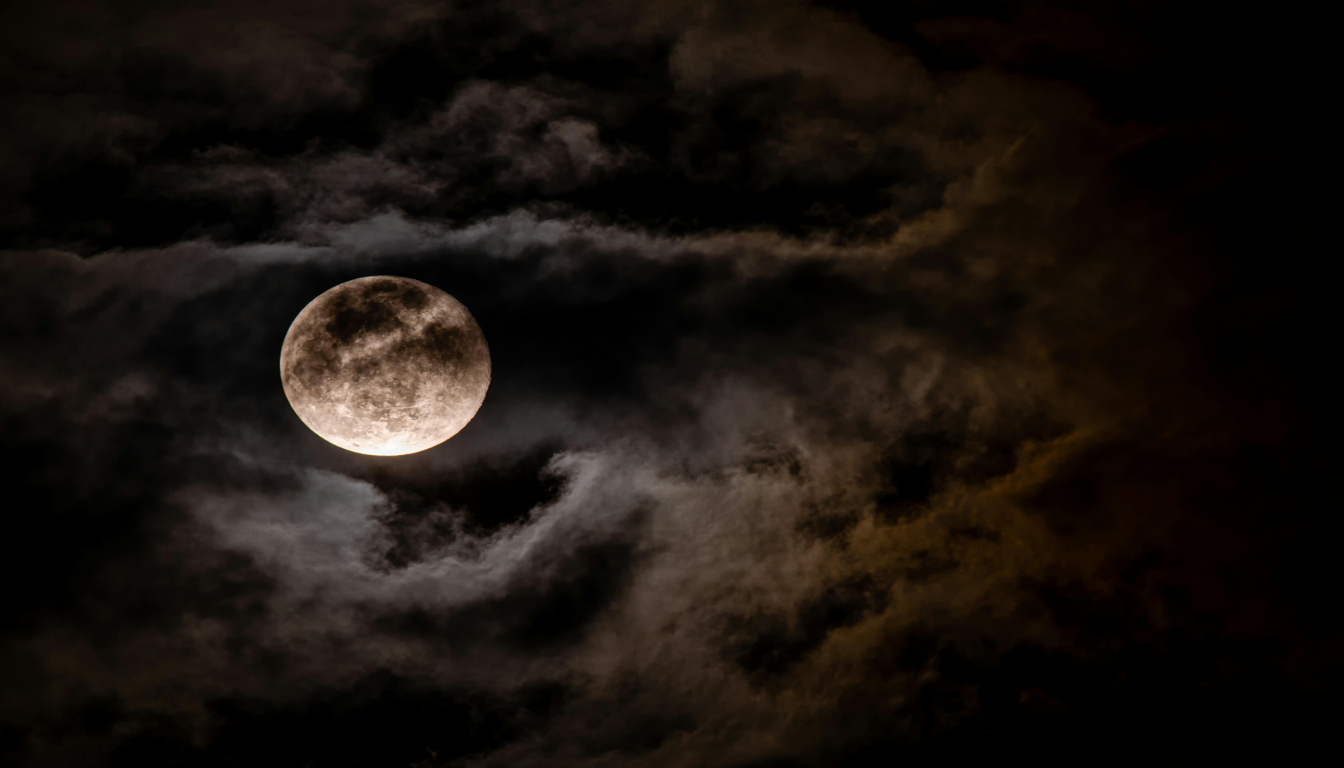 Découvrez l'impact de la Super Pleine Lune d'octobre 2025 sur votre énergie, votre cycle féminin et la sororité.
